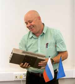 Технический директор ЗАО "РТСофт" Алексей Рыбаков демонстрирует разработки дизайн-центра "РТСофт"